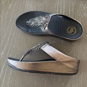 FitFlop Metallic Pewter Beaded Fringe Wedge Thong Comfort Sandals Women’s Size 7